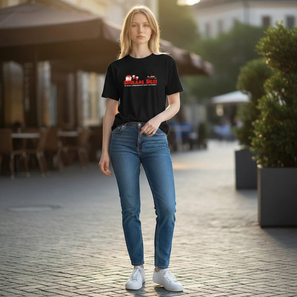 Eine Frau trägt ein schwarzes XXUwe Franken Animals Seidlaas Siggi T-Shirt mit rotem Aufdruck zu blauen Jeans.